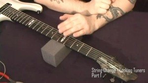 Online Guitar Lessons - String Change - Locking Tuners Par...